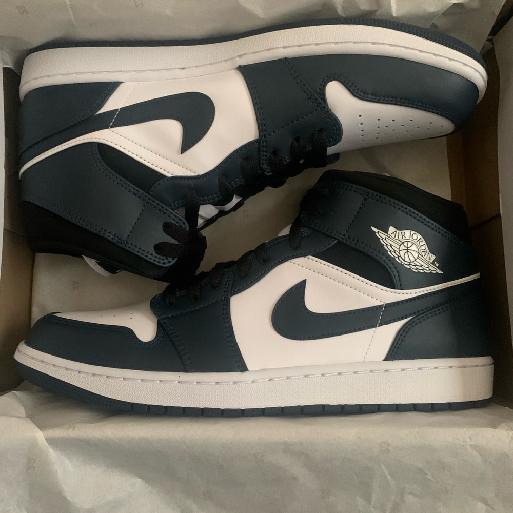 Navy blue and white jordan mids sz13 deadstock